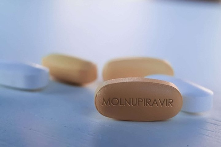 Ho Chi Minh City presented 200,000 Molnupiravir pills to deliver to poor COVID-19 patients